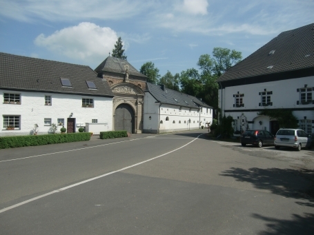 Neuss-Holzheim : Eppinghovener Straße, links im Bild das ehem. Kloster Eppinghoven, rechts die Eppinghovener Mühle. Die Gebäude befinden sich unmittelbar an der Erft.